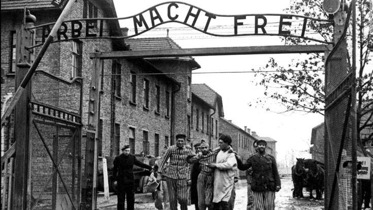 La famigerata scritta allingresso del campo di sterminio di Auschwitz