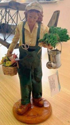 La statuina che rappresenta la florovivaista