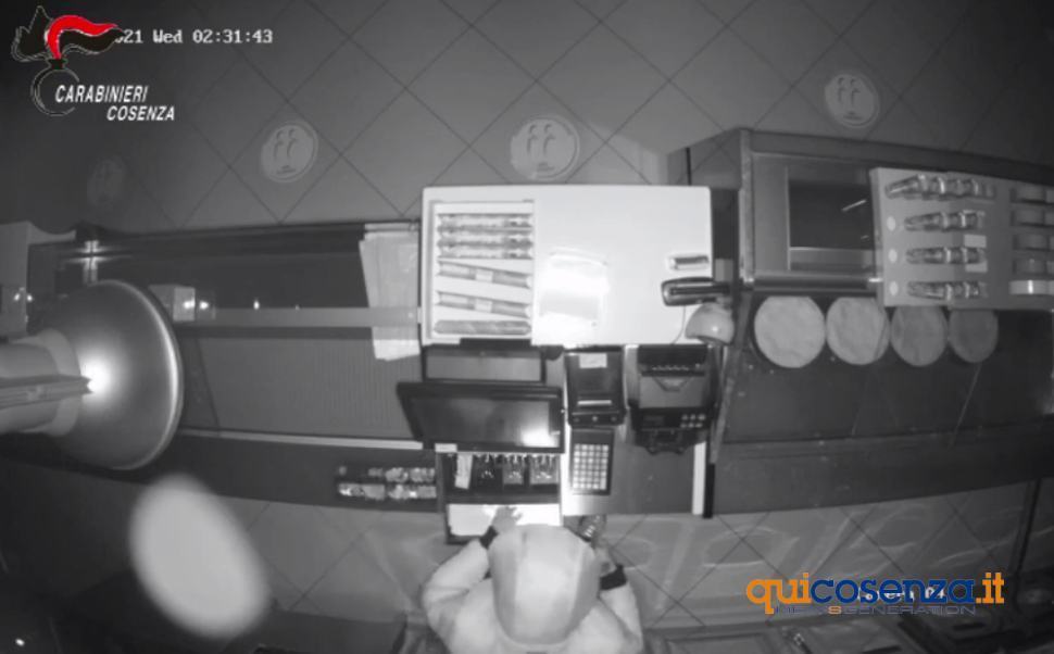 L'incubo dei negozianti. Ladro seriale incastrato da un tatuaggio nel cosentino 56 Ladro seriale Castrovillari02