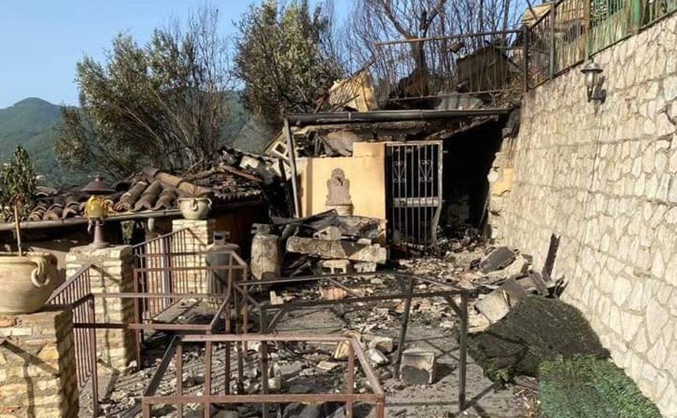 Innova Rende su incendio al centro storico: "maggiore pulizia e manutenzione" 51 Larco Pizzeria Rende distrutta incendio