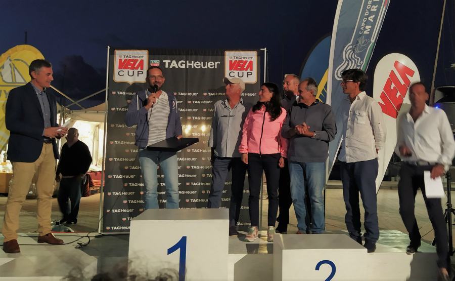 Larmatore Romano De Paola e lequipaggio di Essenza durante un momemnto della premiazione