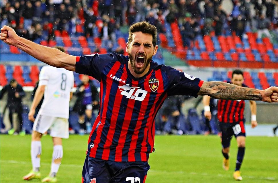 "La passione tifa grande", parte la campagna abbonamenti del Cosenza Calcio 60 Larrivey2 2