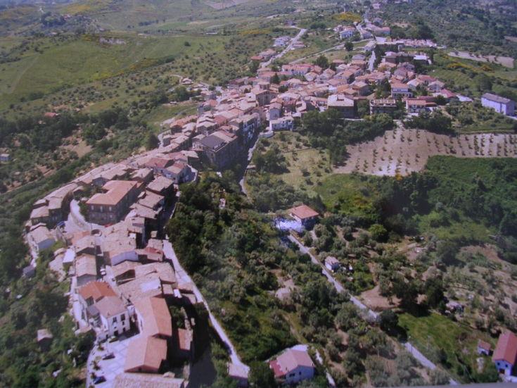 Il pentito parla di presunte scorie nucleari interrate, cittadini terrorizzati. Il caso approda in Parlamento 206 Lattarico dall alto