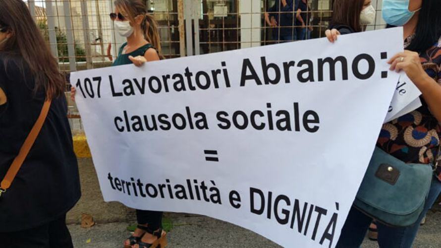 Abramo Customer Care, lavoratori chiedono lo slittamento del cambio di appalto 51 Lavoratori Abramo