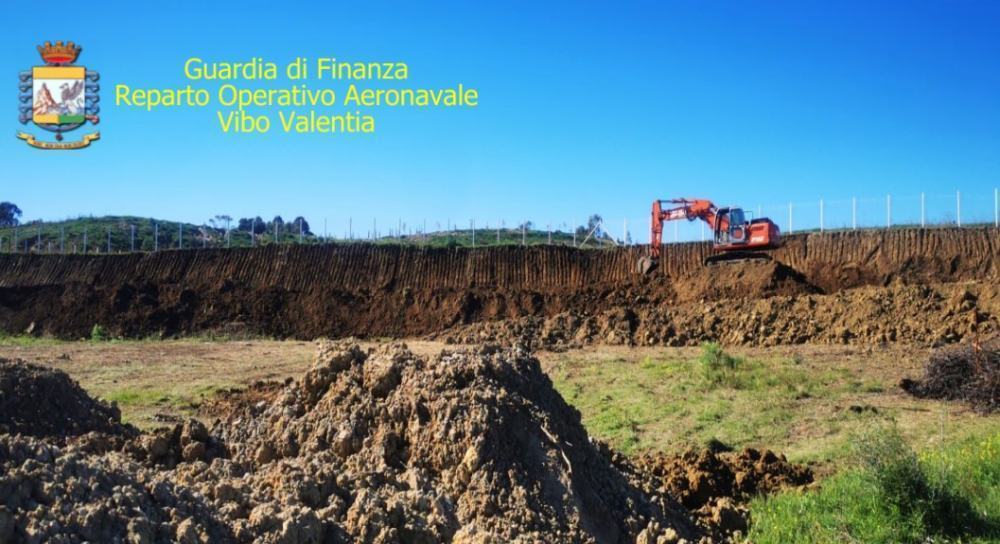 Devastano una collina per costruire villette abusive, due denunce 57 Lavori crotone finanzieri abusivi