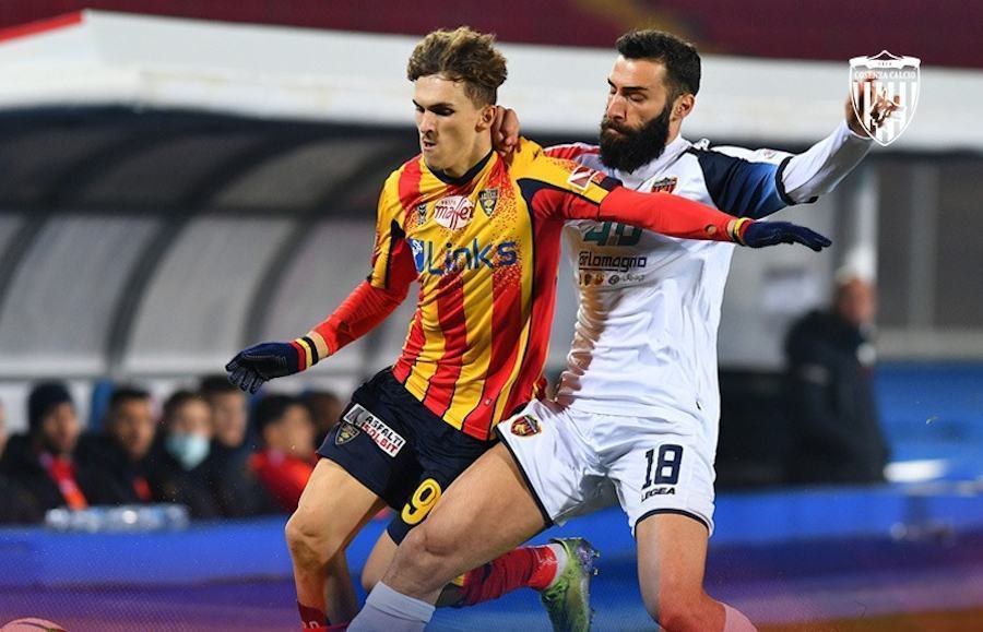 Il Cosenza cade 3 a 1 a Lecce e affonda in classifica. Ma il rigore del 2 a 1 è un regalo 65 Lecce Cosenza 1