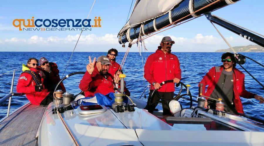 Lequipaggio di Hydra al termine della regata