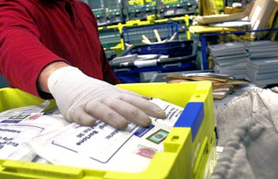 Manomettevano plichi e buste delle lettere, denunciati cinque impiegati delle Poste 51 Lettere buste