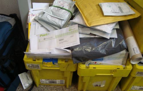 Postino non consegna la corrispondenza e se le porta a casa: ritrovati 40 chili di lettere 77 Lettere