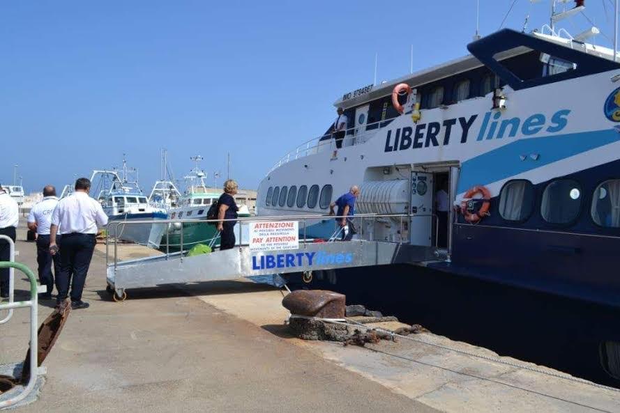 Aliscafi per attraversare lo Stretto di Messina: contratto scaduto, in servizio solo un'imbarcazione 51 Liberty Lines