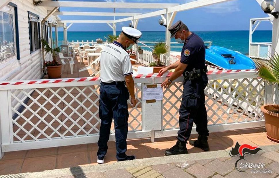 Terrazza di una struttura balneare costruita su area demaniale. Sequestri e denunce 51 Lido abusivo