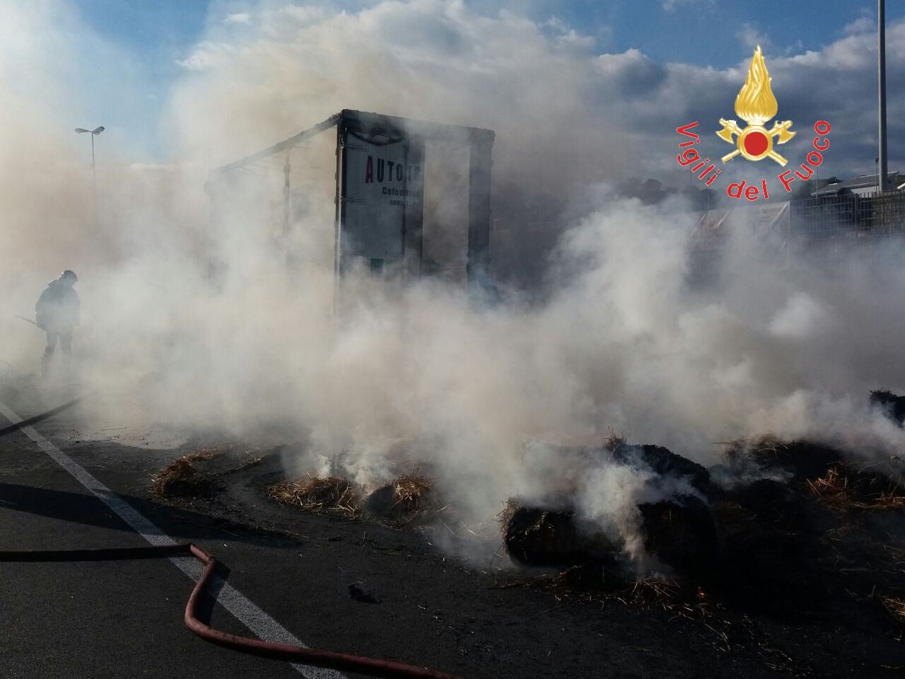 Camion carico di balle di fieno in fiamme sulla statale 106 (FOTO) 51 LogoLicious 20171104 145721