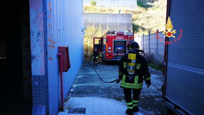 In fiamme i capannoni dell'ex Standa 51 LogoLicious 20171218 123853