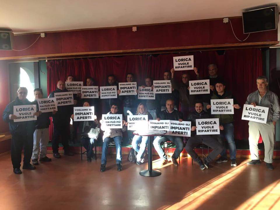 FOTONOTIZIA - Le attività di Lorica espongono questi cartelli: "Vogliamo gli impianti aperti" 55 Lorica cartelli impianti 01