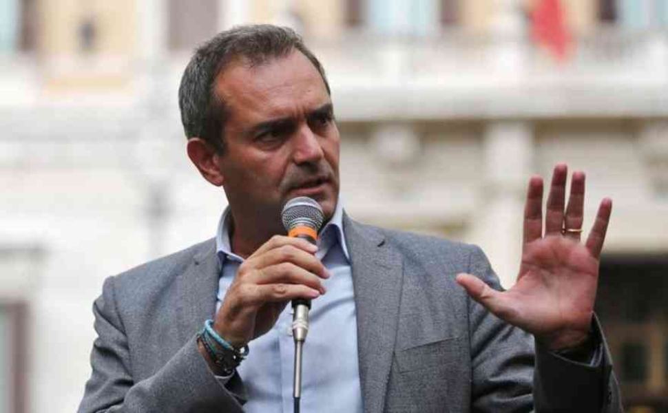 De Magistris a Guccione: "ha contributo a distruzione sanità. Dovrebbe scusarsi" 51 Luigi de Magistris 1 8
