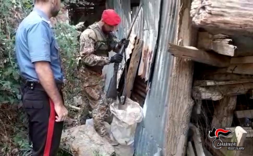 MOLOCHIO. I CARABINIERI DENUNCIANO 54ENNE DEL POSTO OCCULTAVA FUCILE E MUNIZIONI IN CAMPAGNA ALLINTERNO DEL PROPRIO CASOLARE 4 1