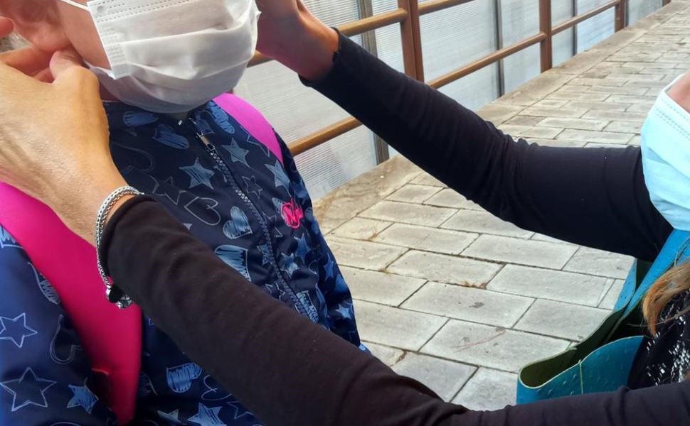 Lago: bimba guarita dal Covid allontanata da scuola, la denuncia della madre 51 Madre e figlia alunna mascherina