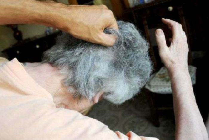 Prende l'anziana madre a calci e pugni, ferita chiama i soccorsi: arrestato il figlio 38enne 51 Maltrattenti anziani 3