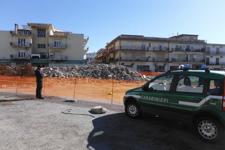 Demoliscono una scuola e lasciano le macerie, denunciati due cariatesi 51 Marina Gioiosa Ionica demoliscono scuola macerie