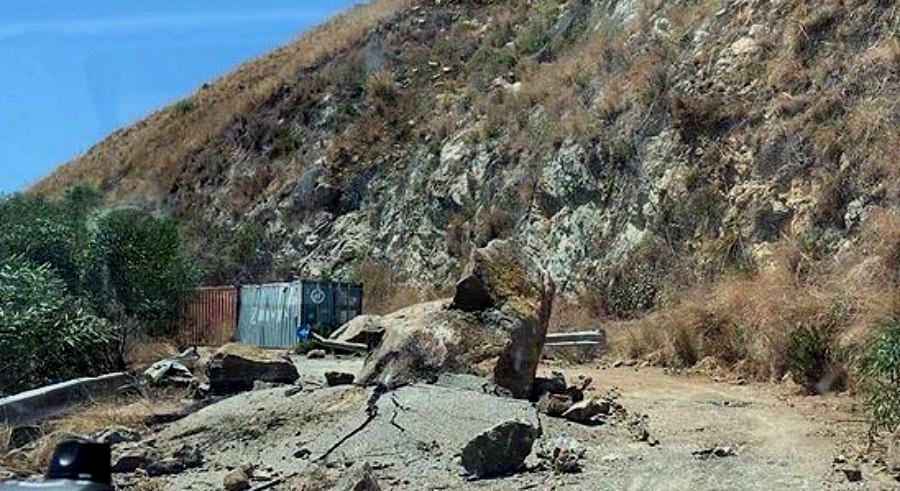 Massi caduti in strada danneggiano tubatura dell'acqua, tecnici di Sorical al lavoro 53 Massi medma