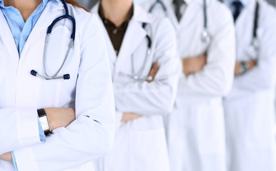 Medici base incrociano braccia 2