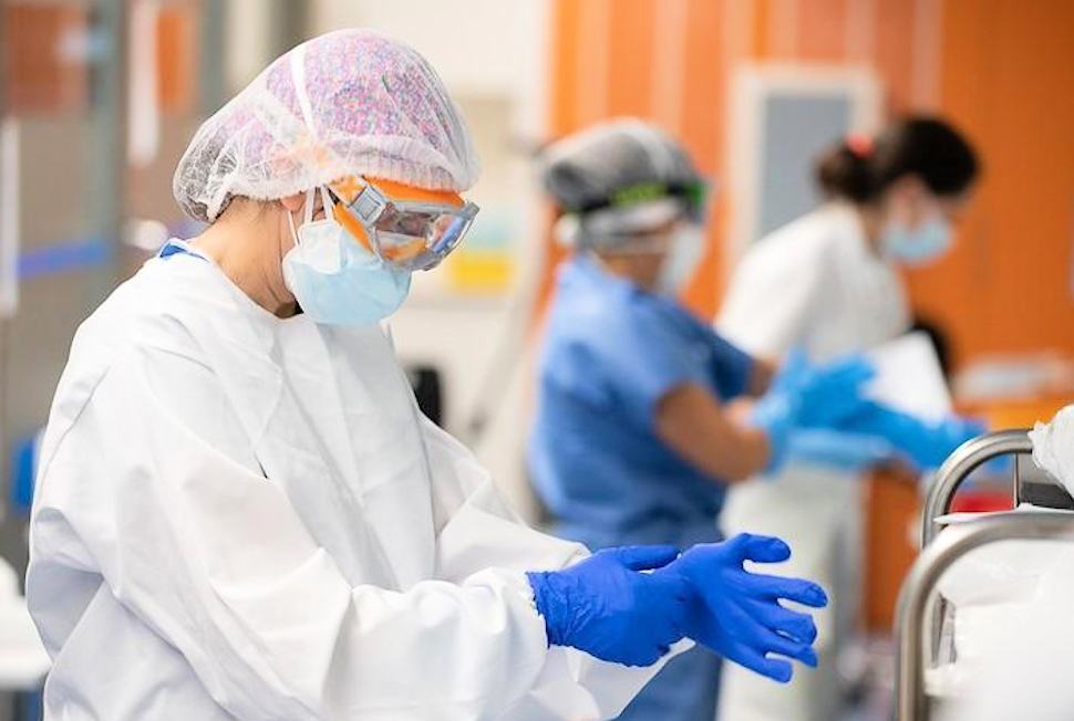 Dilagano i contagi in Calabria: +3.653, mai così tanti. Risalgono i ricoveri (+16) 51 Medici coronavirus 1 1