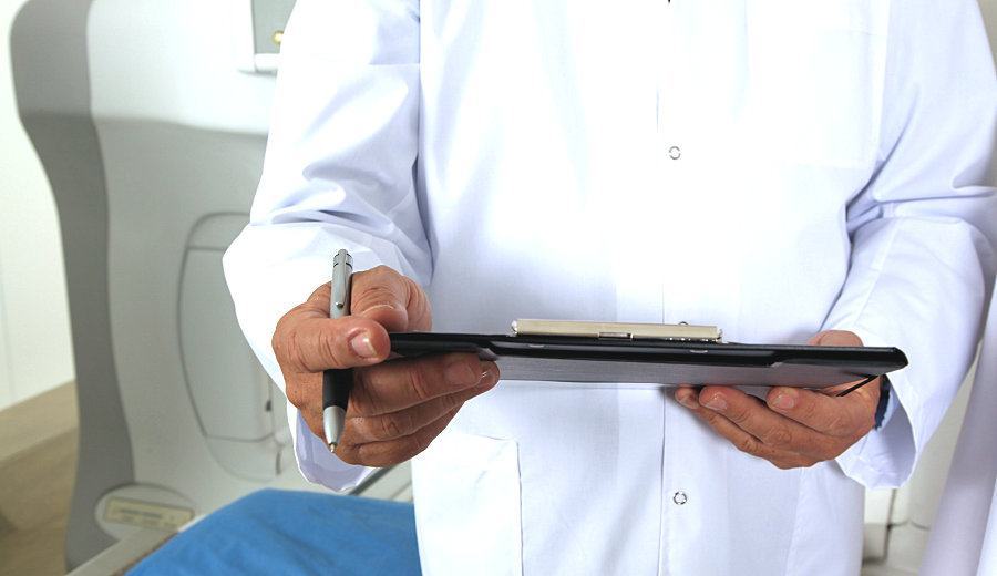 Medico controlli esami