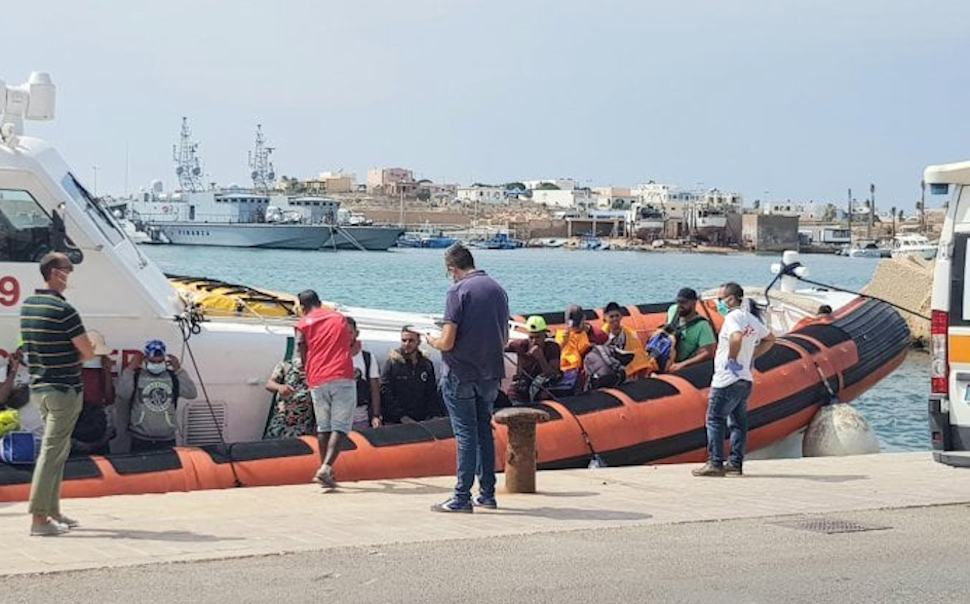 La variante Delta arriva anche in Sicilia. Contagiati 10 migranti sbarcati a Lampedusa 80 Migranti 21