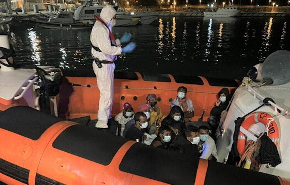 Migranti, quarto sbarco nella locride in tre giorni. Soccorsi in 39 su una barca di legno 51 Migranti Calabria