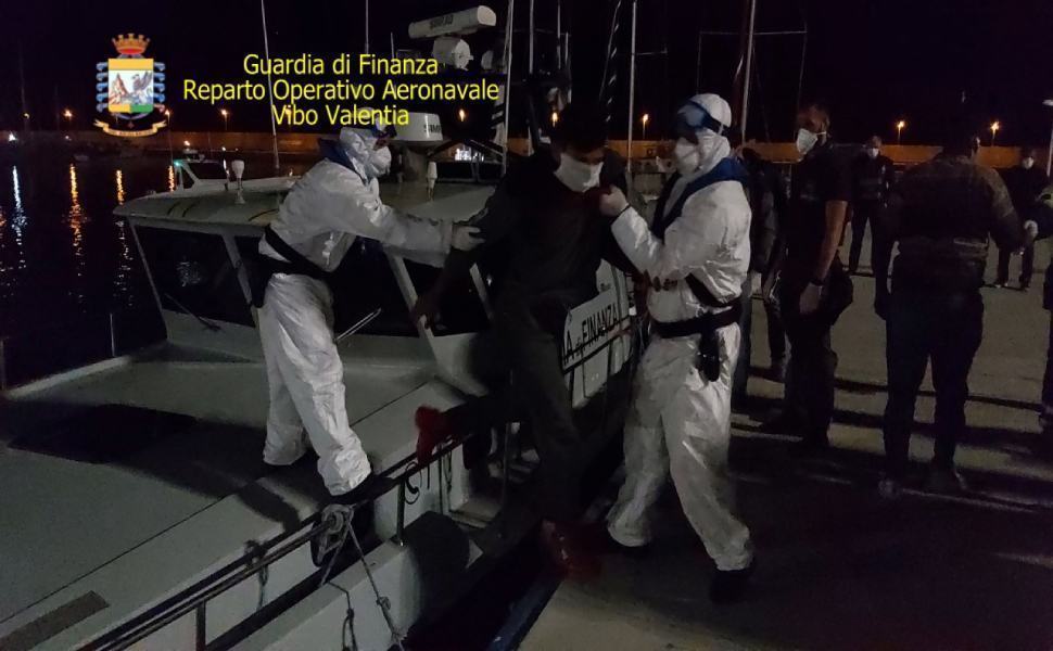 Migranti Roccella 35 minori e 8 fermi 01