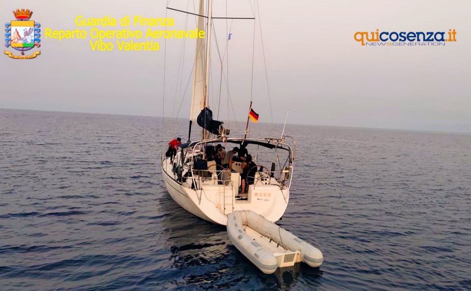 Migranti barca a vela guardia di Finanza ok