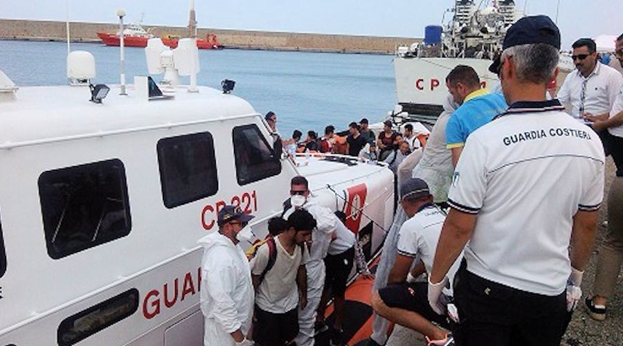 Migranti guardia costiera 1