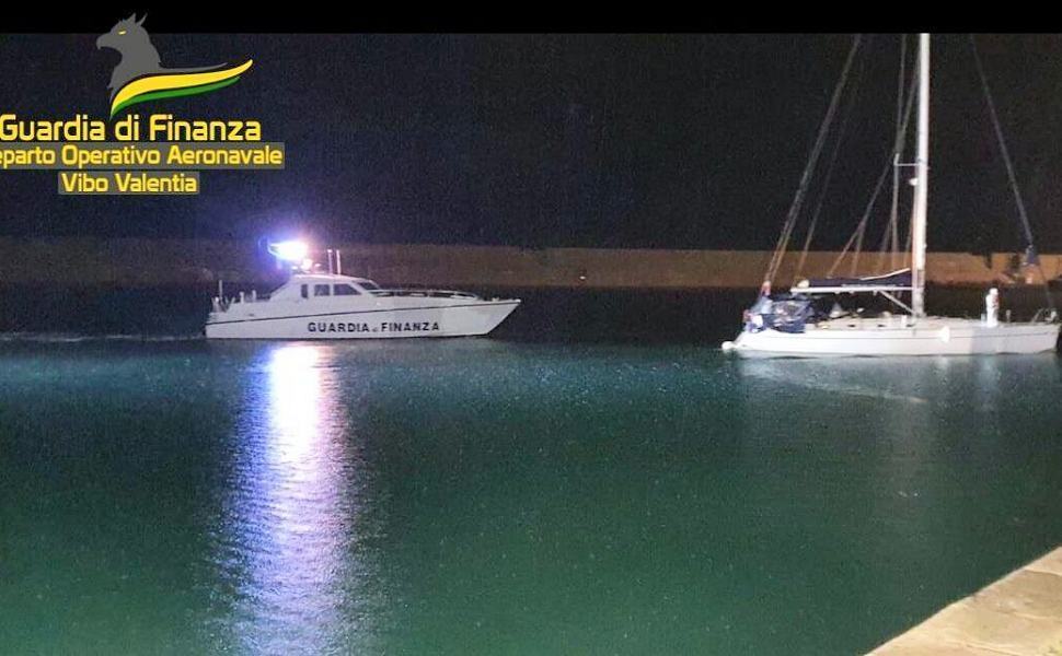 Migranti guardia di Finanza scafisti