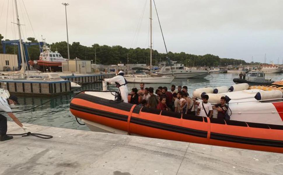 Migranti, nuovo doppio sbarco nella locride. Arrivati in 100, una ventina sono minori 51 Migranti roccella guardia costiera 1