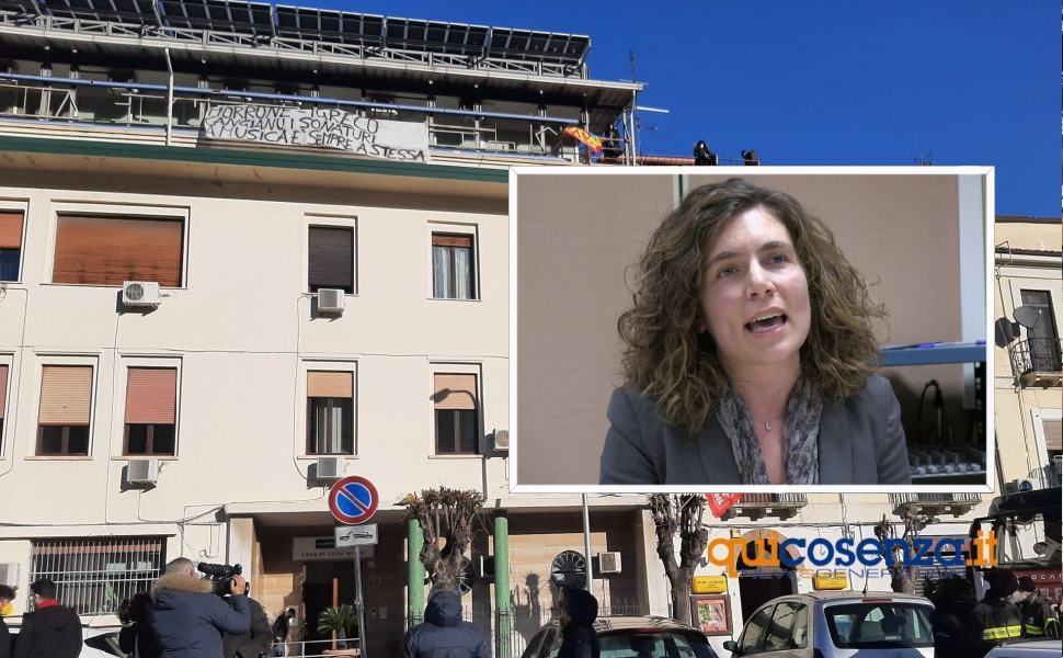 San-Bartolo Misasi, licenziati salgono sul tetto. L'appello "trovare soluzioni" 51 Misasi san bartolo tetto orrico