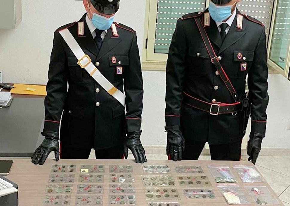 Aveva in casa 300 monete storiche in oro, argento e bronzo. Denunciato 80enne 51 Moente oro