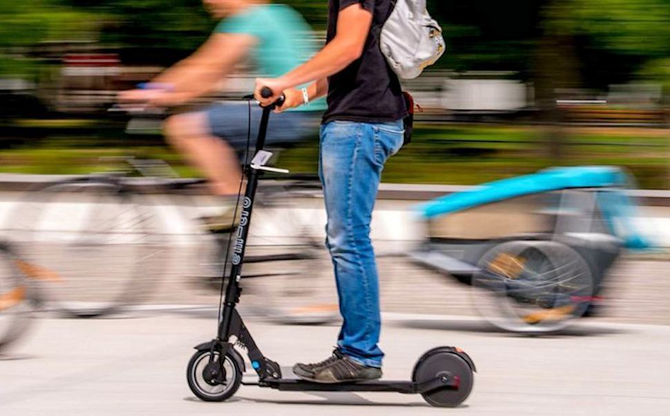 Stretta sui monopattini in città. Obbligo di casco, vietati ai minori e massimo 30 Km/h 74 Moniopattini