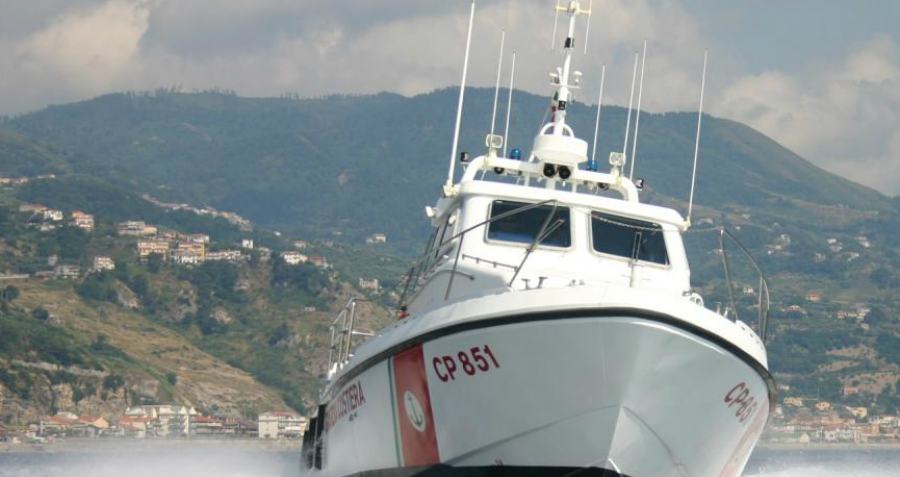 Cetraro: non riesce a tornare a riva, in due cercano di aiutarla. Soccorsi dalla Guardia Costiera 51 Motovedetta CP851 Cetraro