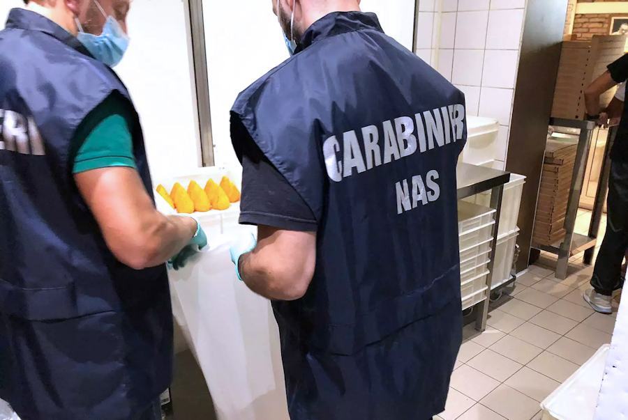 I NAS in una pizzeria e rivendita di frutta. Sequestrati 40 chili di prodotti 51 Nas controlli pizzeria