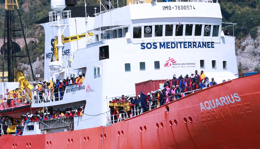 Nuovo maxi sbarco in Calabria. Nave Aquarius a Vibo con oltre 550 profughi 53 Nave ONG Aquarius
