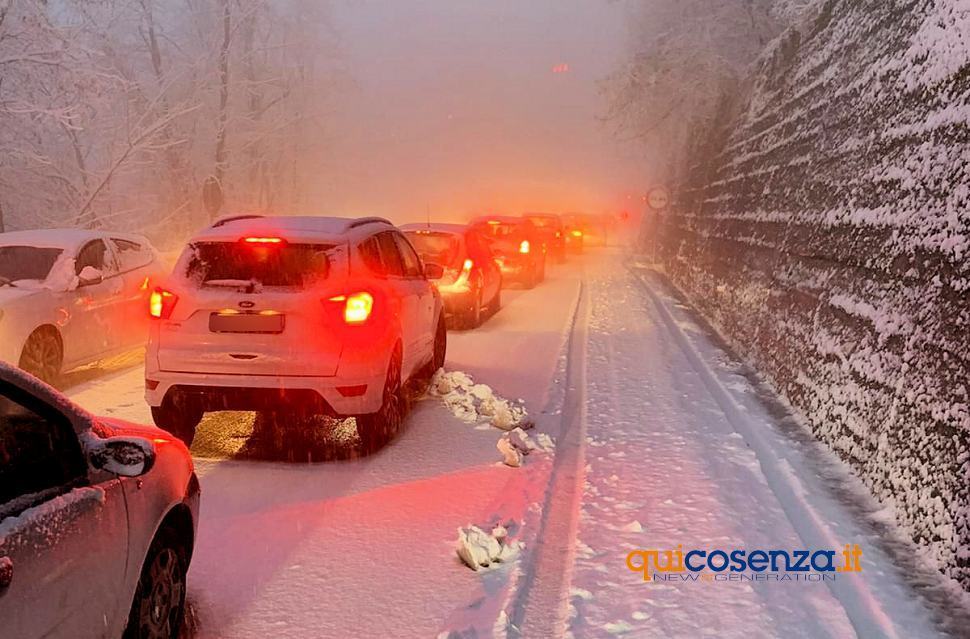 Neve a Cosenza e nell'hinterland. Auto bloccate sulla 107 per un tamponamento 51 Neve Cosenza1 2