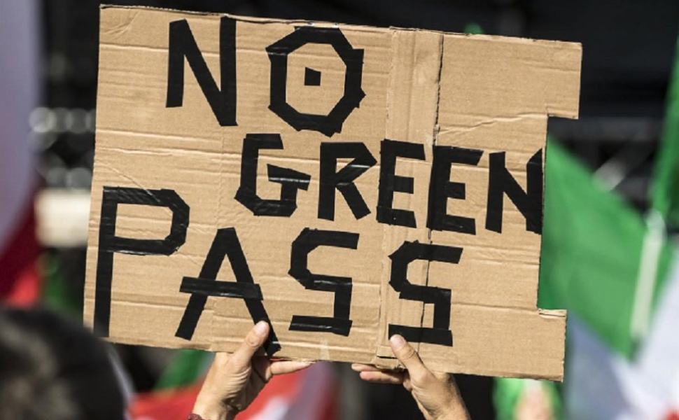 Nuovo sit-in di protesta contro il Green pass: "è un ricatto. Lavoratori umiliati" 51 No Green Pass protesta
