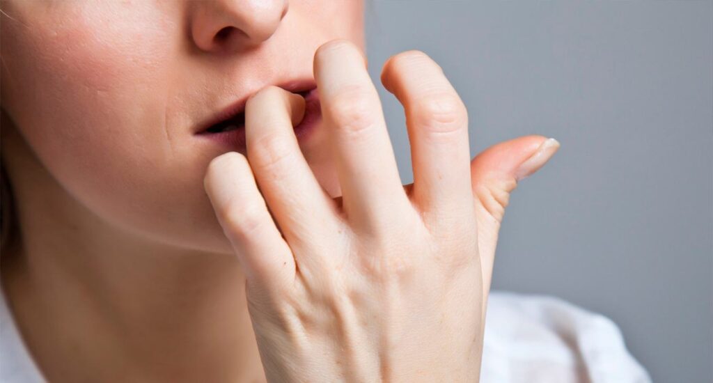 Mangiarsi le unghie rivela il nostro stato d'animo. Come intervenire 2 Onicofagia tra vizio e autolesionismo le ragioni alla base della condotta