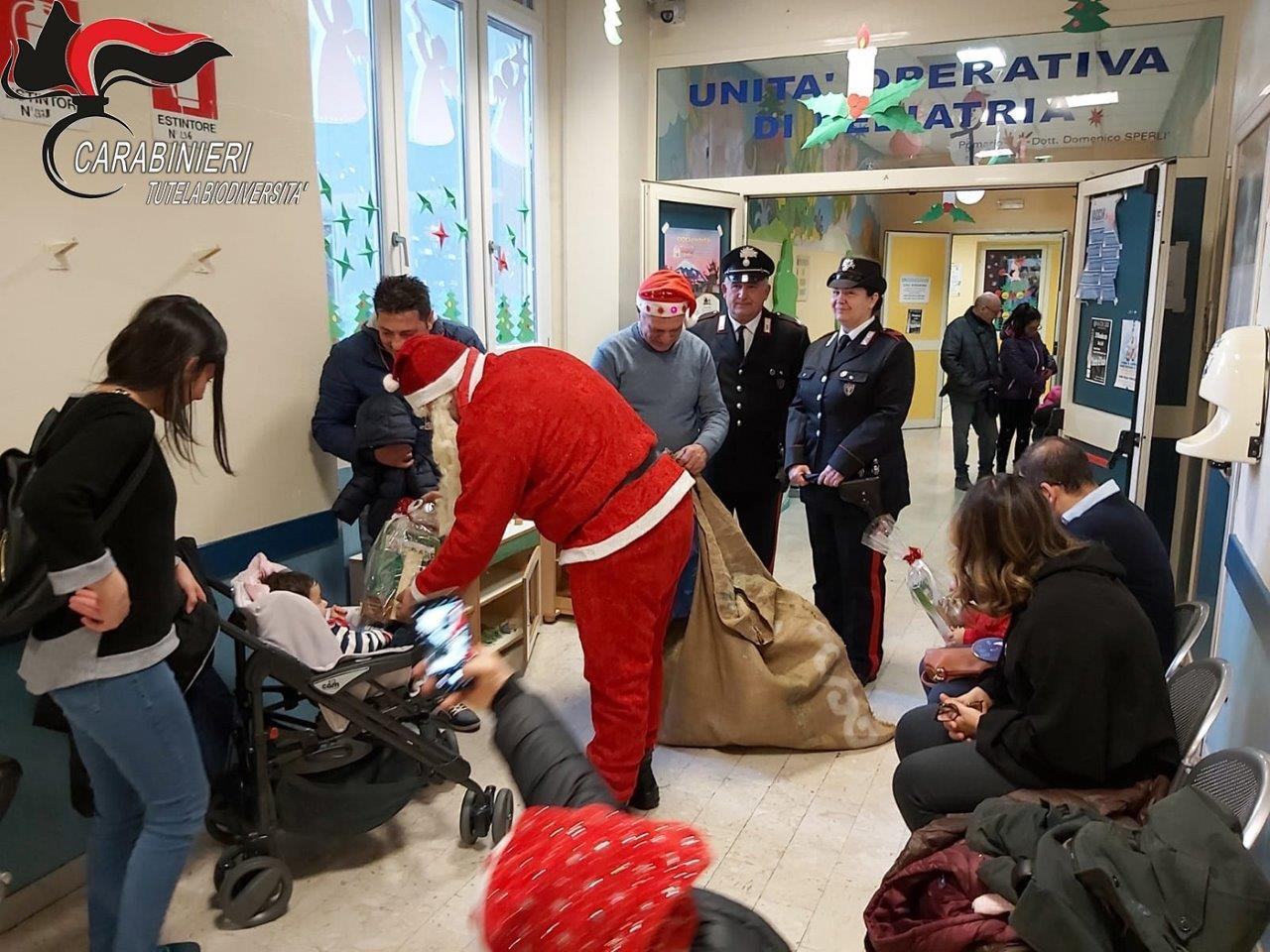 Il Natale dei carabinieri forestali con i piccoli degenti dell'Annunziata 77 PEDIATRIA 2