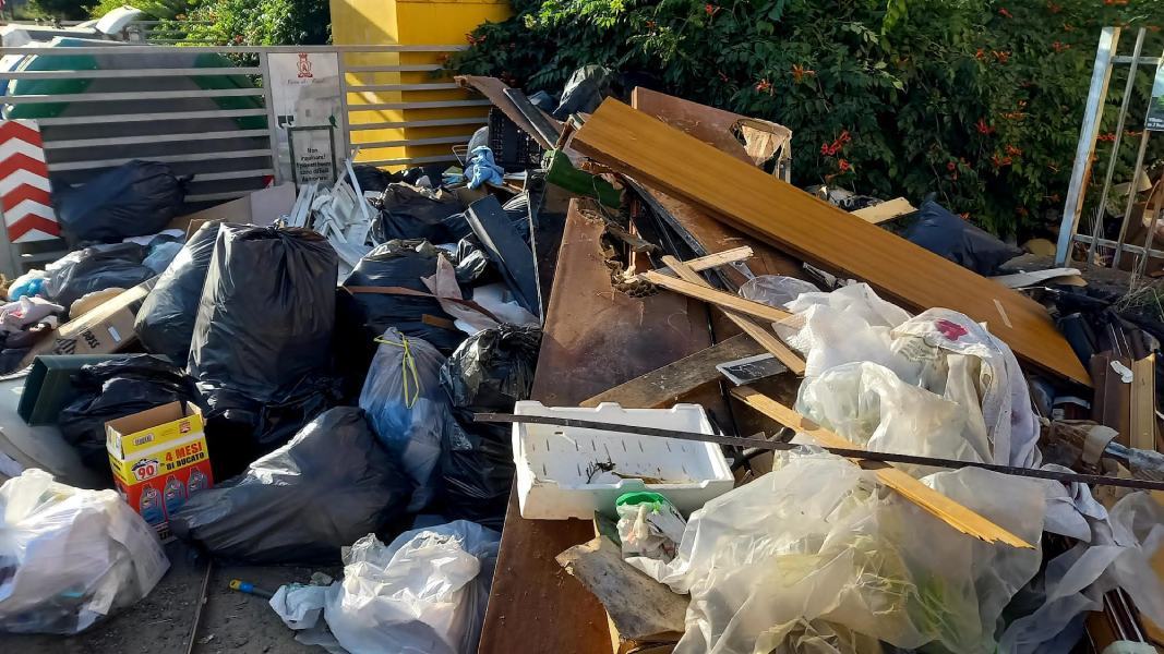 Rende, Ziccarelli contro i vandali che deturpano le PEZ: "la misura è colma" 51 PEZ Rende rifiuti