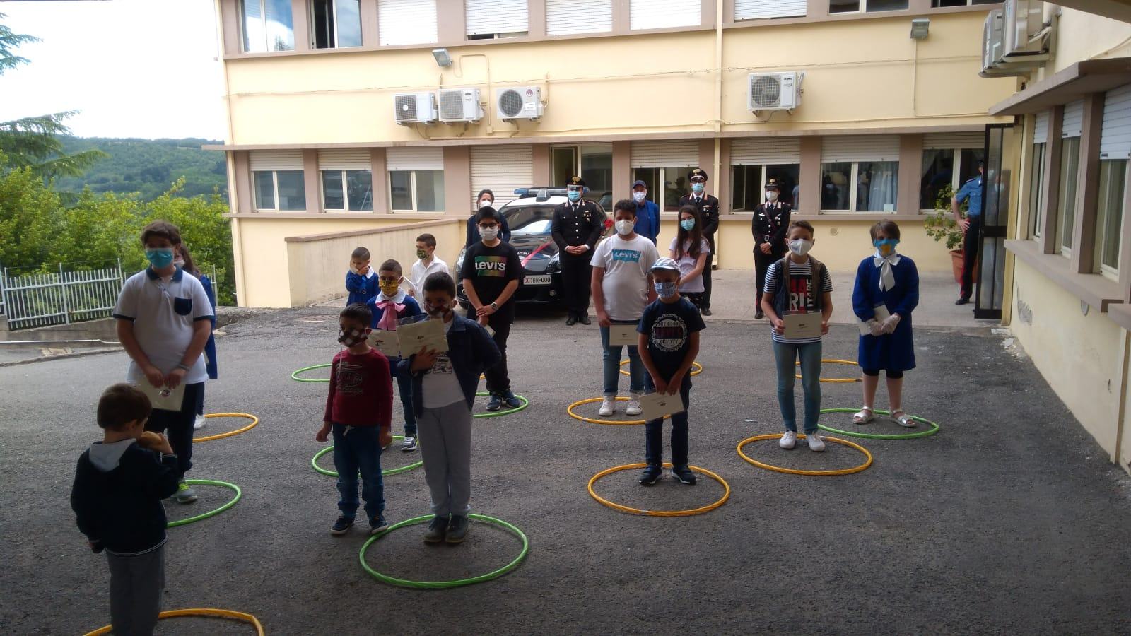 Bimbi di Rogliano, Parenti e Marzi consegnano i loro disegni ai carabinieri di Rogliano 55 PHOTO 2020 06 10 13 33 19
