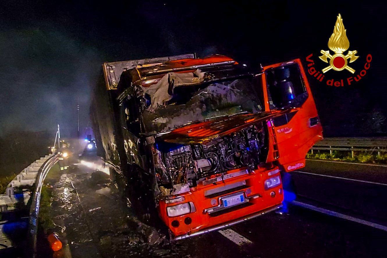 Cosenza, tir prende fuoco sull'A2. Nessun ferito 51 PHOTO 2021 02 20 22 33 12
