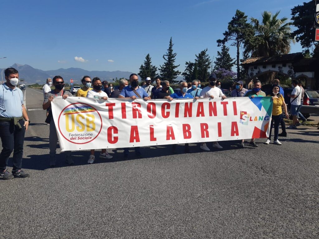 Protesta dei tirocinanti, bloccata la statale 106 2 PHOTO 2021 06 17 10 18 38