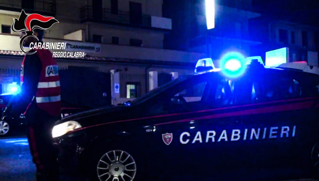 PICCHIAVA LA MADRE E LA SORELLA DA ANNI ARRESTATO 19ENNE DAI CARABINIERI DI RIZZICONI
