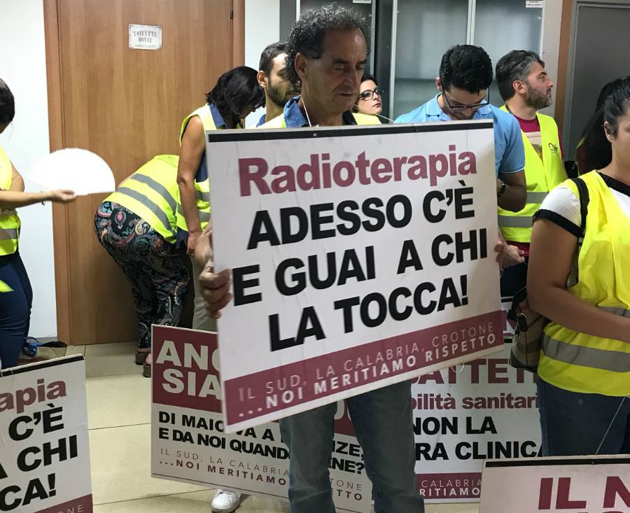 Sanità, Marrelli Hospital: continua la protesta 60 PROTESTA MH 4 cop